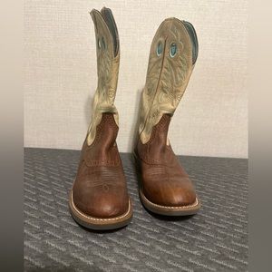 Ladies size 8.5 Ariat Boots